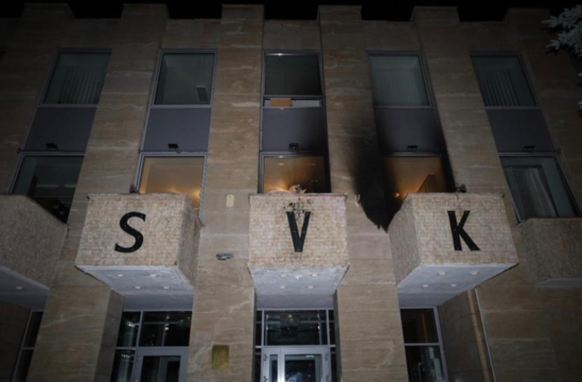 Útok zápalnými lahvemi na Ruský dům v Praze, policie hledá pachatele.