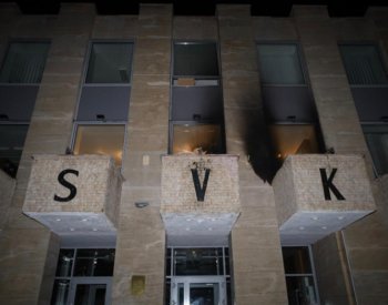 Útok zápalnými lahvemi na Ruský dům v Praze, policie hledá pachatele.