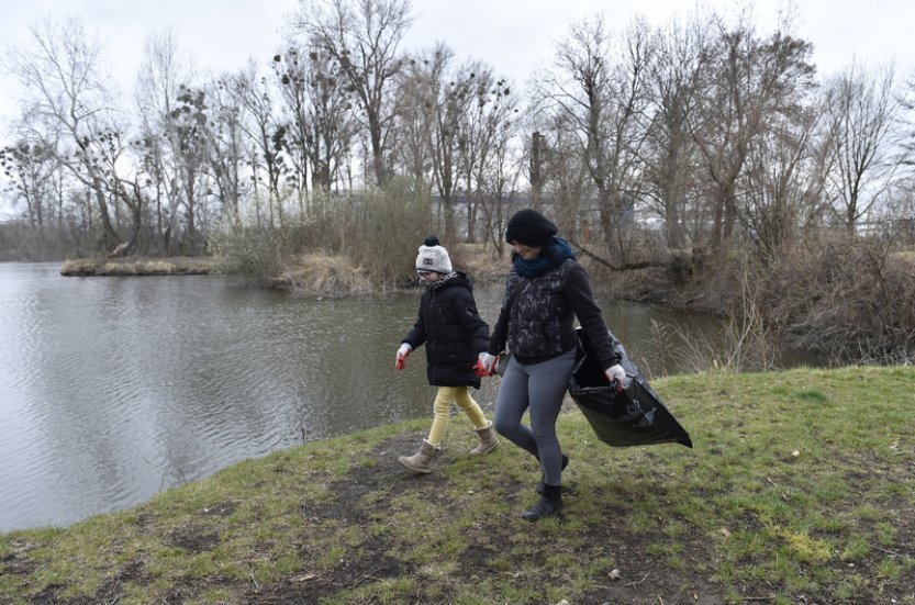 Dobrovolníci v Česku budou dnes uklízet přírodu, města a obce