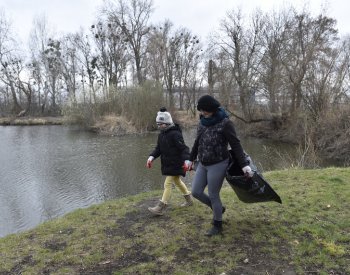 Dobrovolníci v Česku budou dnes uklízet přírodu, města a obce