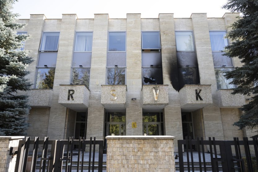 K útoku na Ruský dům v Praze se sám přihlásil cizinec, policie ho zadržela