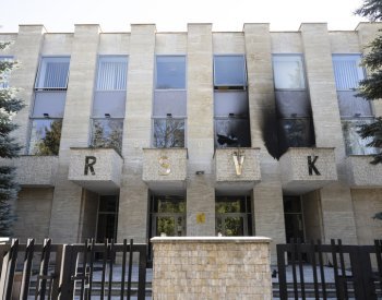 K útoku na Ruský dům v Praze se sám přihlásil cizinec, policie ho zadržela