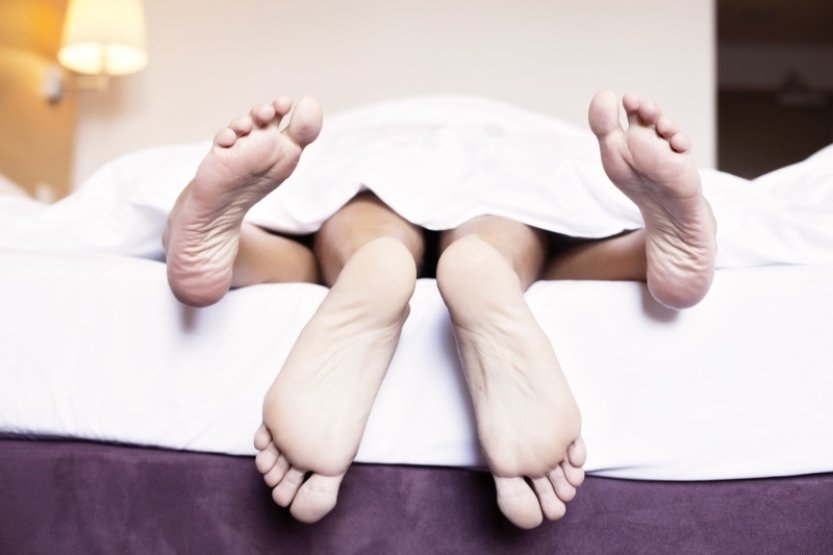 Studie: Teenageři v Česku začínají se sexem později, méně často používají kondomy