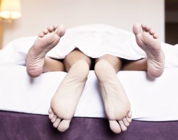 Studie: Teenageři v Česku začínají se sexem později, méně často používají kondomy