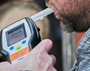 Řidič MHD narazil u Přerova do stromu, měl tři promile