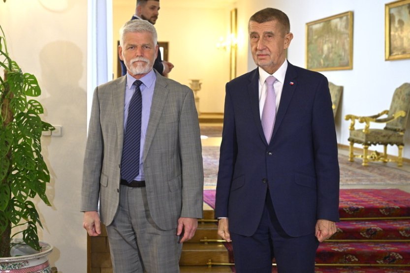 Pavel stále hodlá jet na summit NATO, chce se sejít s Babišem