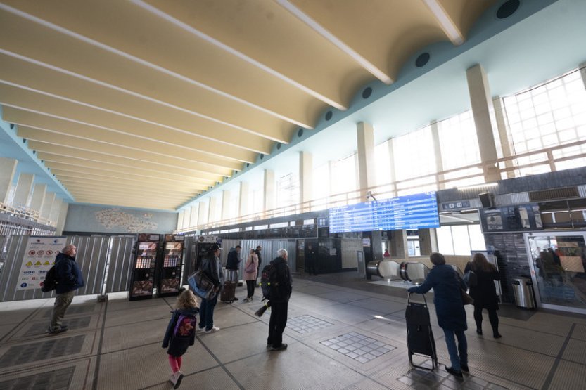 Srážka vlaku s člověkem na Pardubicku omezuje provoz na železničním koridoru