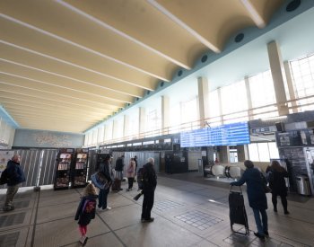 Srážka vlaku s člověkem na Pardubicku omezuje provoz na železničním koridoru