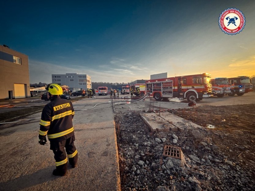 V případu požáru ve zbrojovce LPP byl obviněn další člověk, jiný zadržen