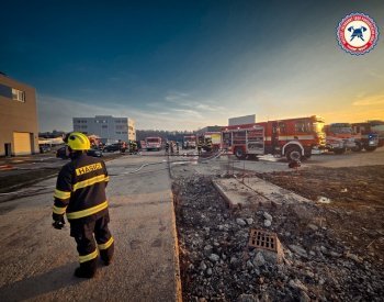 V případu požáru ve zbrojovce LPP byl obviněn další člověk, jiný zadržen