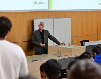 Ministr nemůže zakázat prezidentovi zastupovat zemi navenek, řekl Pavel