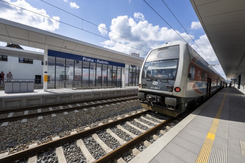 Nedovolená jízda vlaku omezila ráno provoz na trati mezi Prahou a Berounem