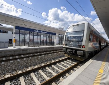 Nedovolená jízda vlaku omezila ráno provoz na trati mezi Prahou a Berounem