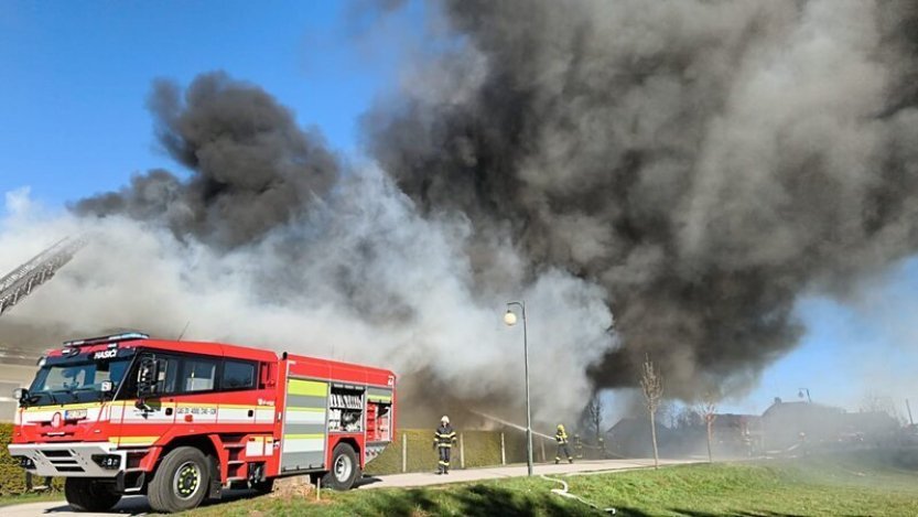 Na Semilsku hoří průmyslový areál, škody se odhadují na 300 milionů Kč