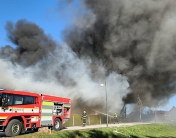 Na Semilsku hoří průmyslový areál, škody se odhadují na 300 milionů Kč
