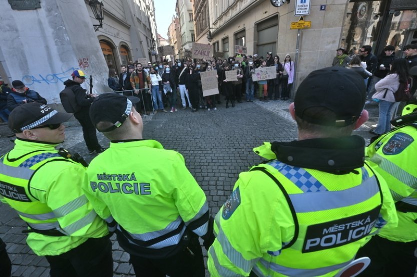 Na účastníky Pochodu pro život čekali na několika místech jejich odpůrci