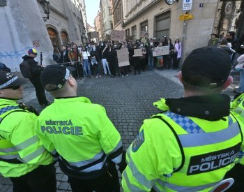 Na účastníky Pochodu pro život čekali na několika místech jejich odpůrci