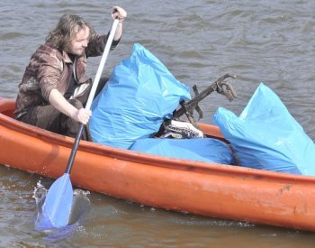 Dobrovolníci od pátku do dneška odklidili z břehů Sázavy deset tun odpadků
