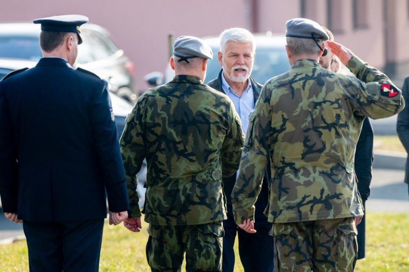 Aktuálně: Obrana zakázala armádě vysílat rozhovor s Pavlem, Hrad mluví o cenzuře