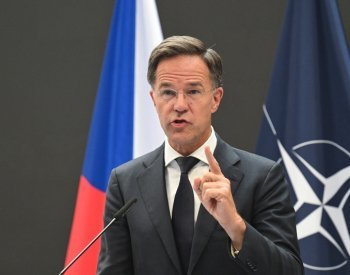 Babiš se setká s Ruttem, projednají české závazky a armádu