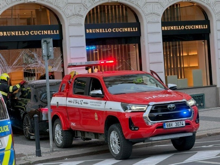 Seniorka vjela v centru Prahy autem do obchodu