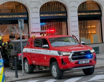 Seniorka vjela v centru Prahy autem do obchodu