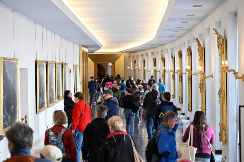 Stovky lidí přicházejí na prohlídku nepřístupných částí Pražského hradu