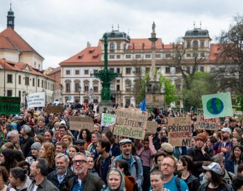 Stovky lidí v Praze žádají změny ve vedení ministerstva životního prostředí
