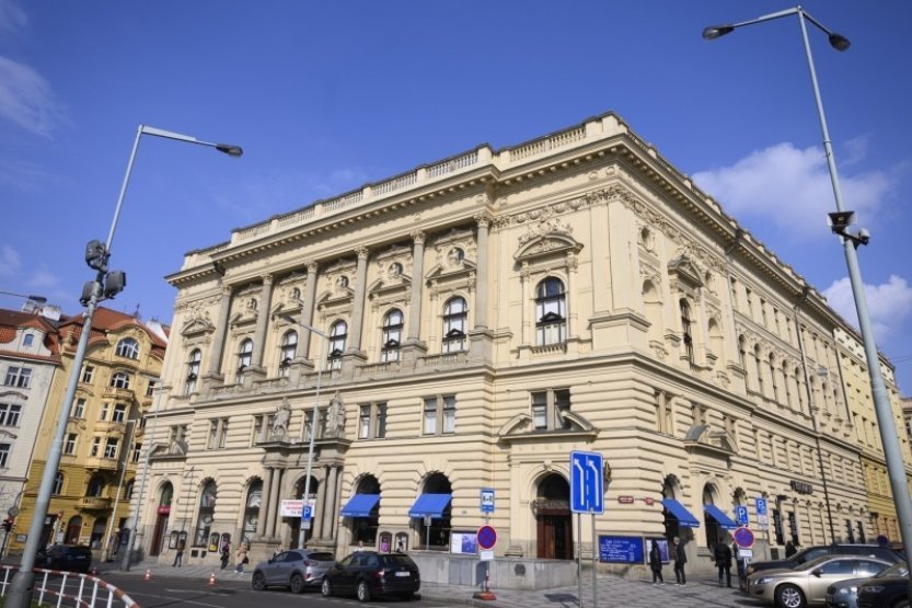 Pražští zastupitelé projednají odkup zámku Veleslavín a Národního domu