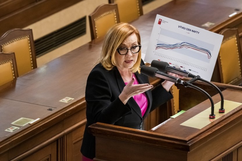 Poslanci by měli znovu schvalovat sporný zákon k regulaci cen paliv