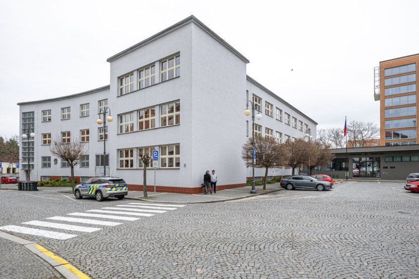 Soud zamítl čtyři stížnosti na vazbu v kauze útoku na pardubickou zbrojovku