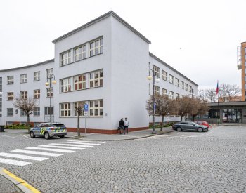 Soud zamítl čtyři stížnosti na vazbu v kauze útoku na pardubickou zbrojovku