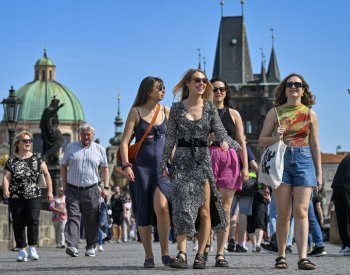 Česko čeká slunečný víkend, teploty budou letní