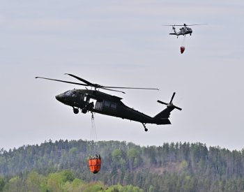 Stovky hasičů třetí den bojují s požárem v Českém Švýcarsku, zastavili jeho šíření