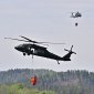 Stovky hasičů třetí den bojují s požárem v Českém Švýcarsku, zastavili jeho šíření