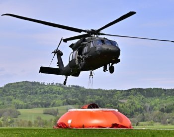 V Českém Švýcarsku v boji s ohněm dál pomáhají vrtulníky