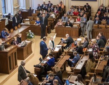 Předporodní rodičovská bude zřejmě 15.000 Kč měsíčně, Sněmovna návrh schválila