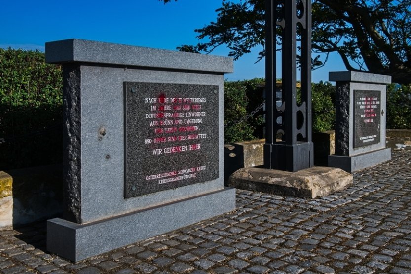 Památník obětí odsunu v Pohořelicích někdo pomaloval hákovými kříži