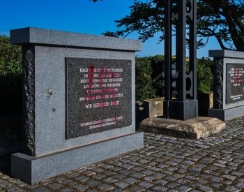 Památník obětí odsunu v Pohořelicích někdo pomaloval hákovými kříži