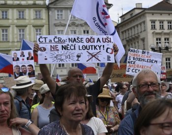 V centru Prahy protestovaly tisíce lidí na podporu ČT a ČRo