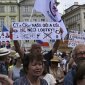 V centru Prahy protestovaly tisíce lidí na podporu ČT a ČRo