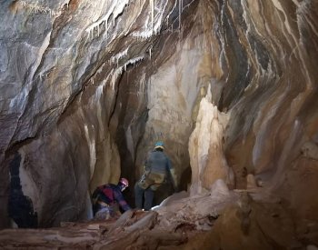 Hasiči čtyři hodiny zachraňovali pět uvízlých jeskyňářů v Moravském krasu