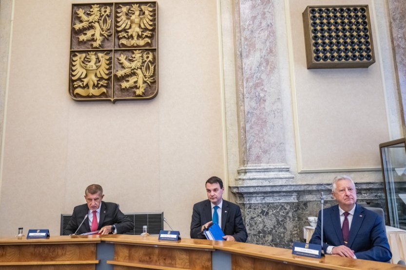 Vláda projedná podmínky pro humanitární dávky i novelu o elektronizaci školství