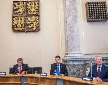 Vláda projedná podmínky pro humanitární dávky i novelu o elektronizaci školství