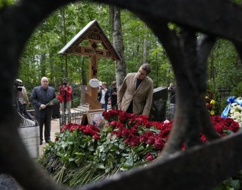 Prigožinovi příznivci pokládali k jeho hrobu květiny, vzkazy i básně