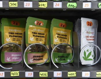 Policie při akci na omezení prodeje CBD a kratomu zajistila 86.000 produktů