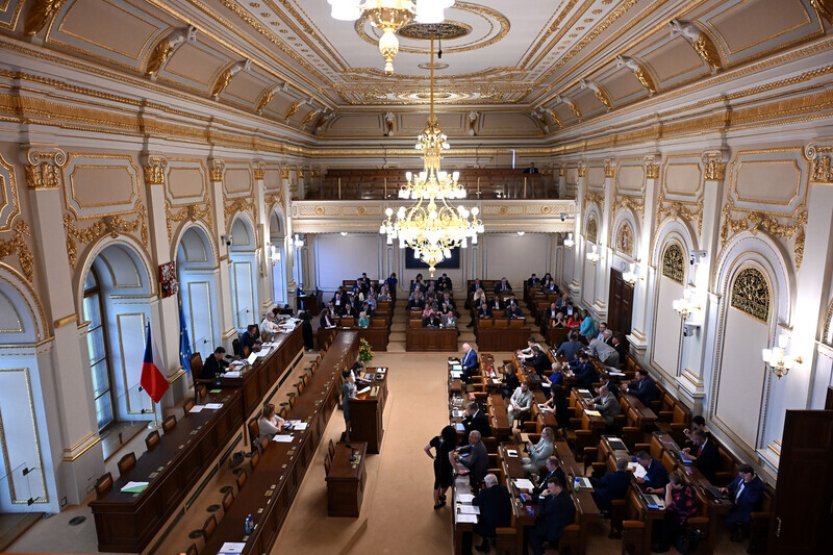 Poslance čeká úvodní debata o zvýšení rodičovského příspěvku