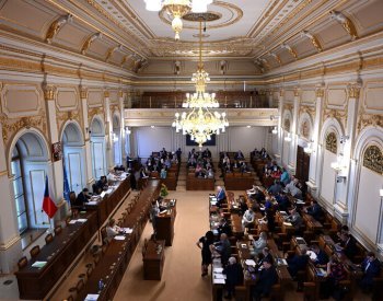 Poslance čeká úvodní debata o zvýšení rodičovského příspěvku
