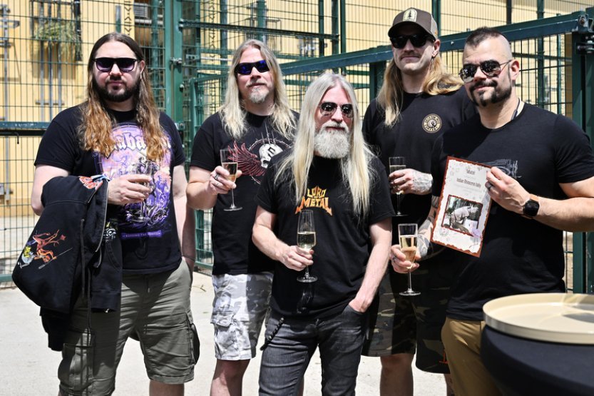 Švédská metalová skupina Sabaton dala nosorožci ze zoo Plzeň jméno Karel