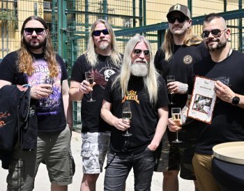 Švédská metalová skupina Sabaton dala nosorožci ze zoo Plzeň jméno Karel